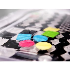   Felfújható vizes szőnyeg kontrasztos fekete és fehér mintákkal 65cm x 50cm